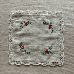 花の刺繍　コットンリネン  手刺繍とレースのクロス　マルチカバー　ドイリー 1枚目の画像