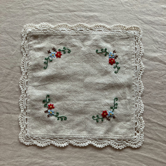 花の刺繍　コットンリネン  手刺繍とレースのクロス　マルチカバー　ドイリー 1枚目の画像