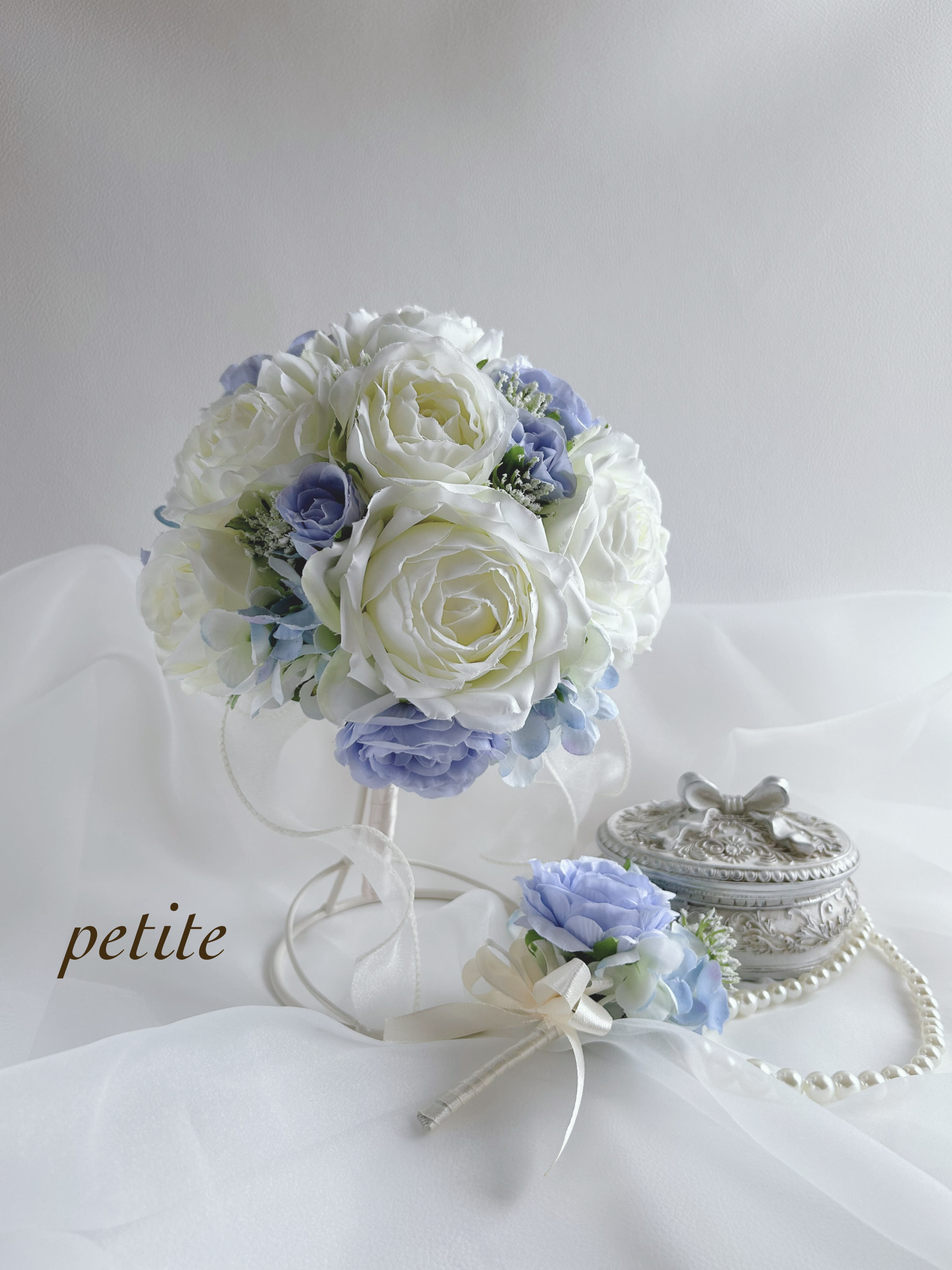 ラベンダーブルーとホワイトのラウンドブーケ ・ブートニア ブーケスタンドセット ウェディング　晴れやかブルー2025