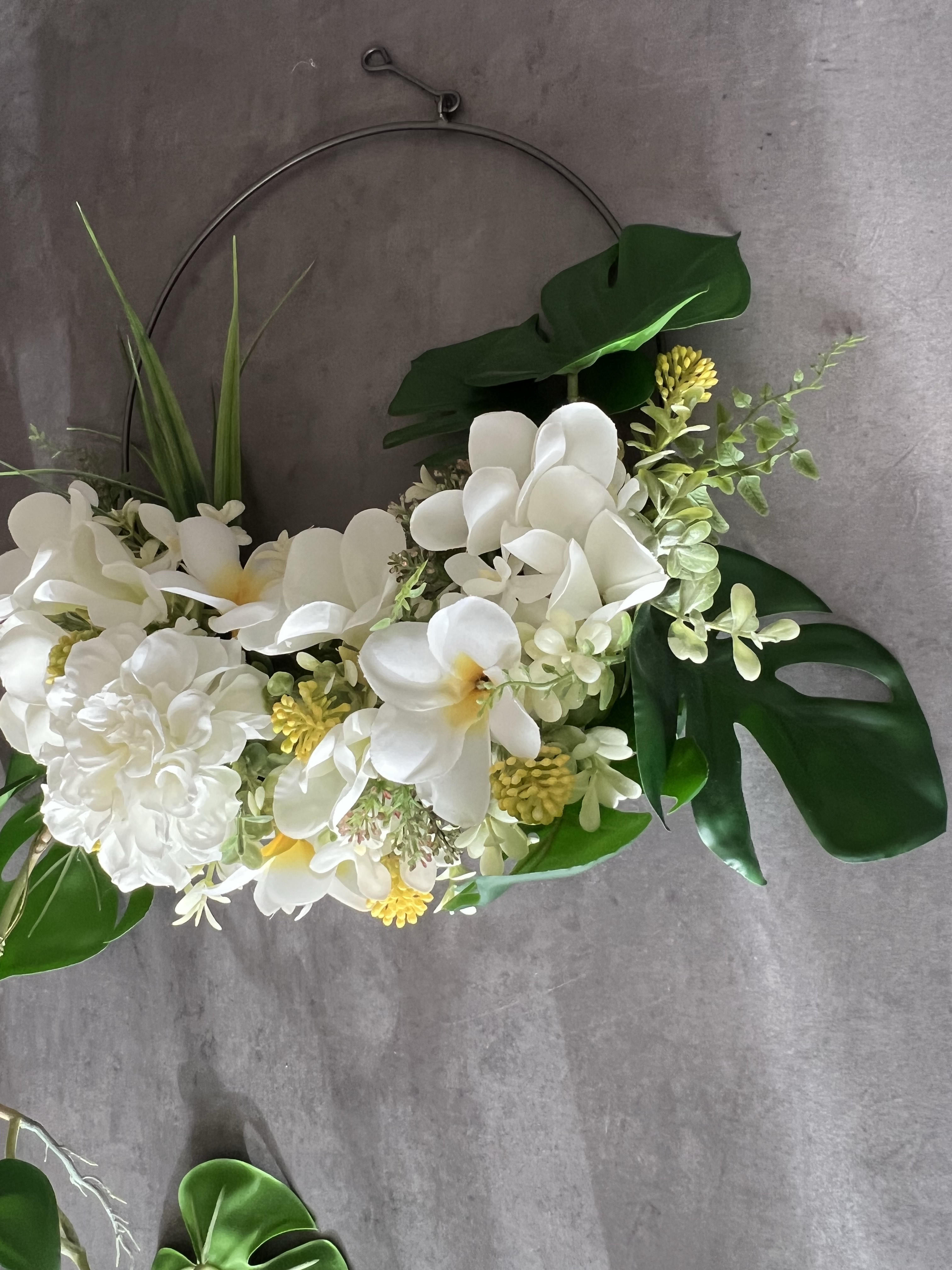 モンステラとプルメリアのアイアンリース