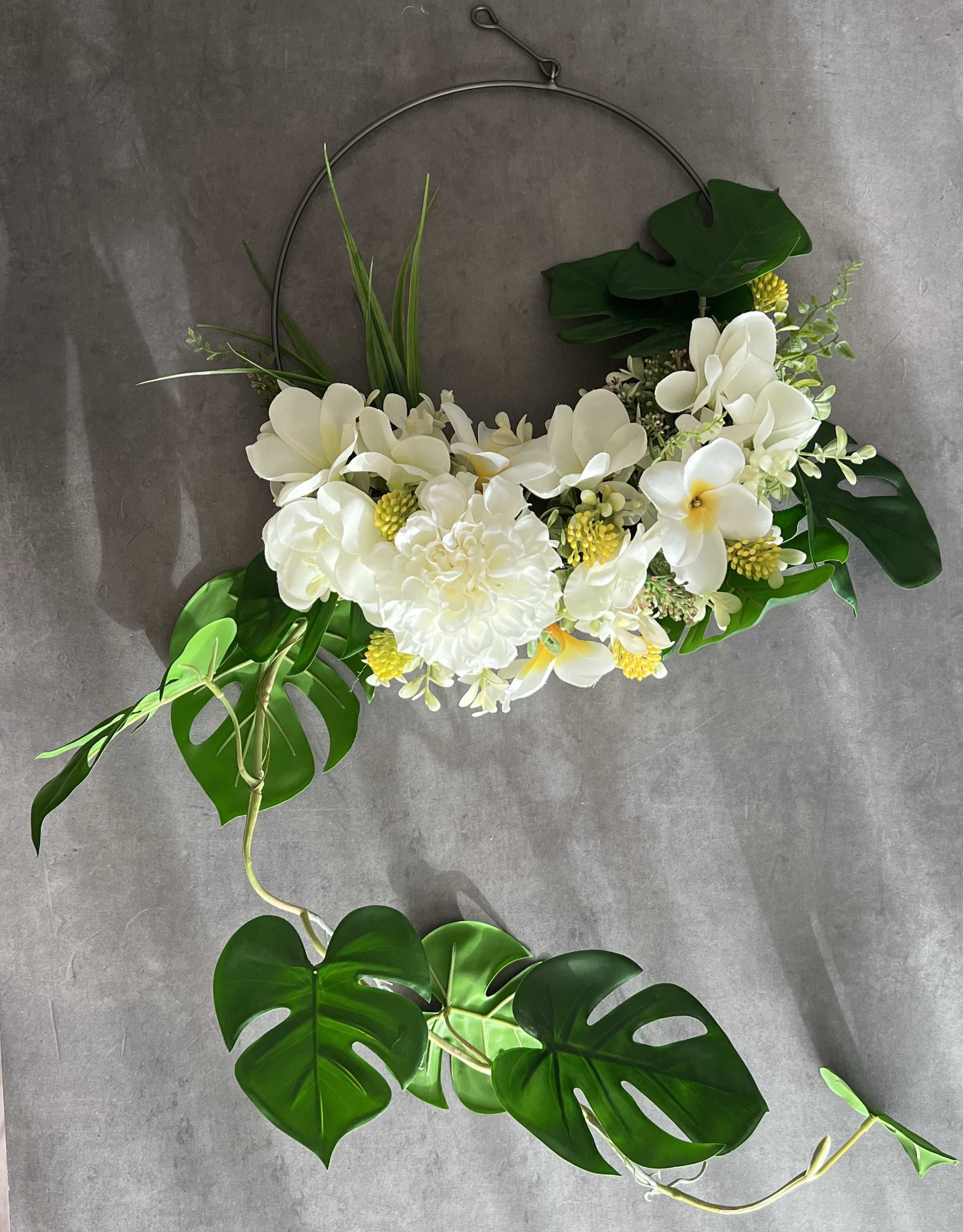 モンステラとプルメリアのアイアンリース