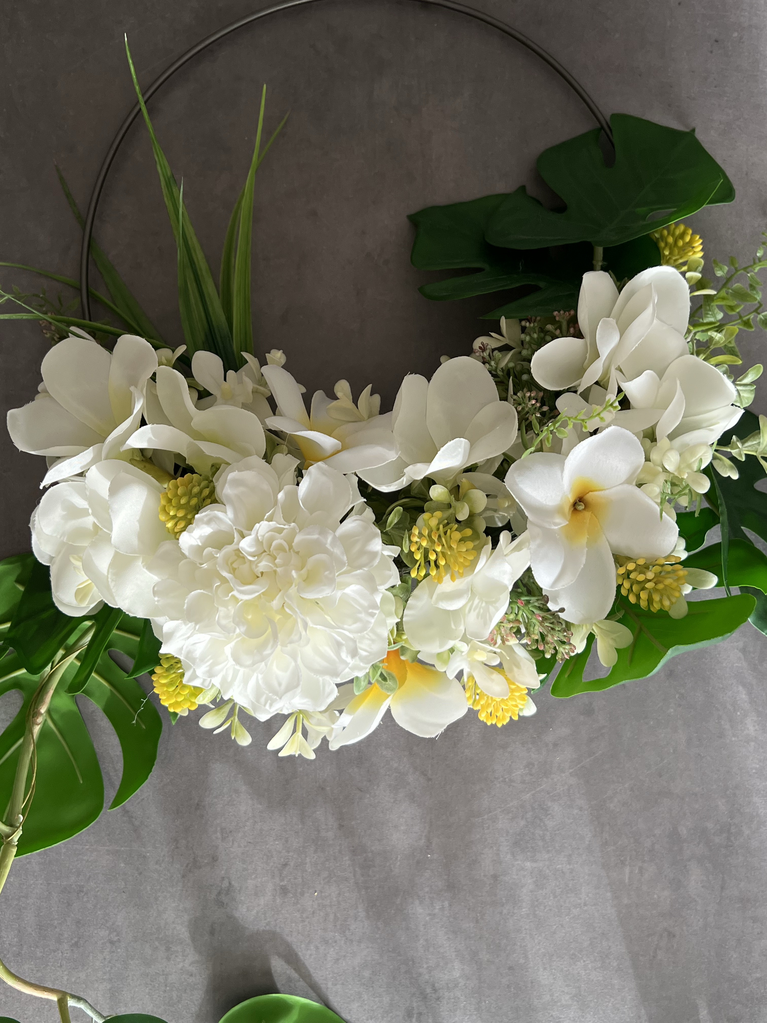 モンステラとプルメリアのアイアンリース