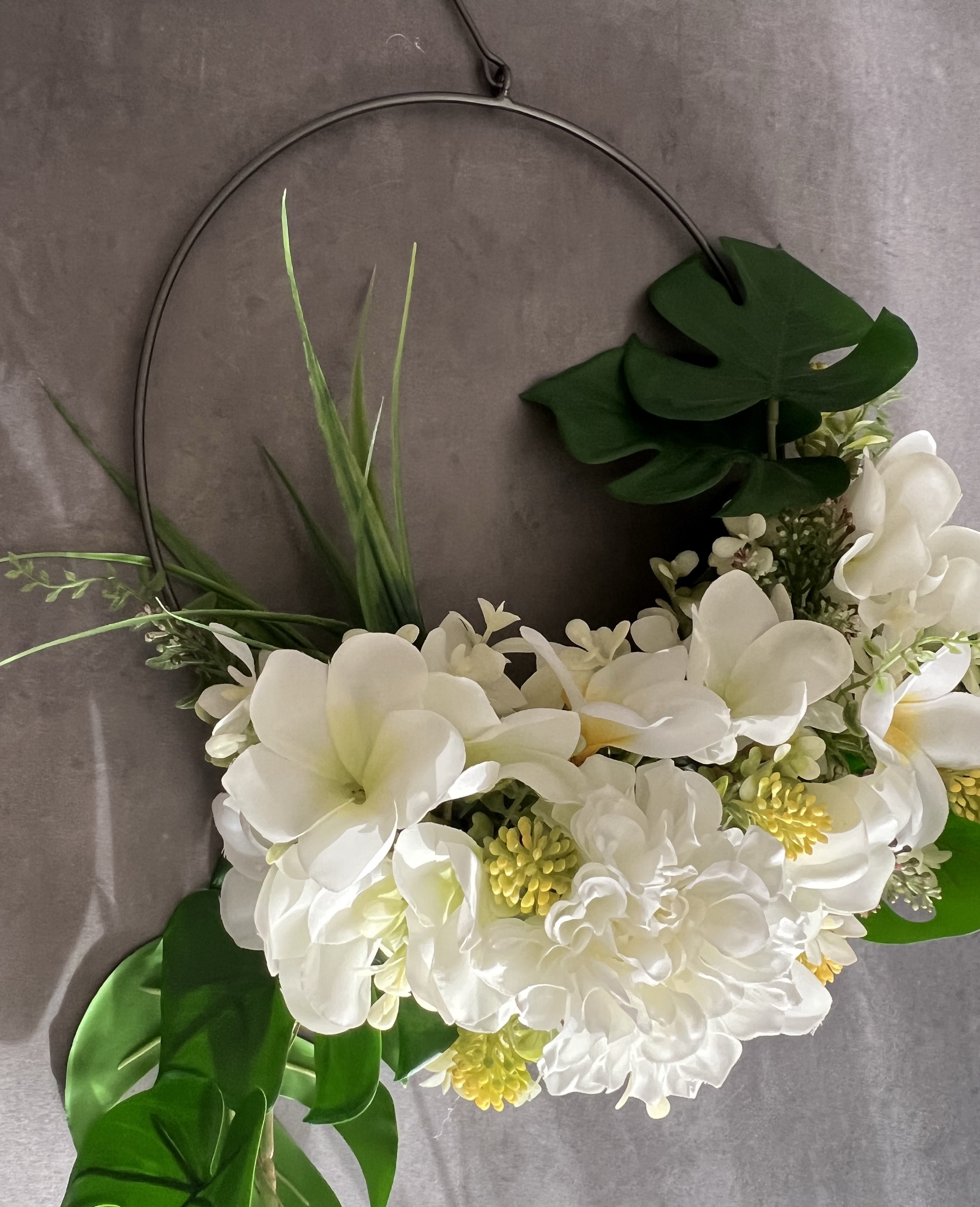 モンステラとプルメリアのアイアンリース