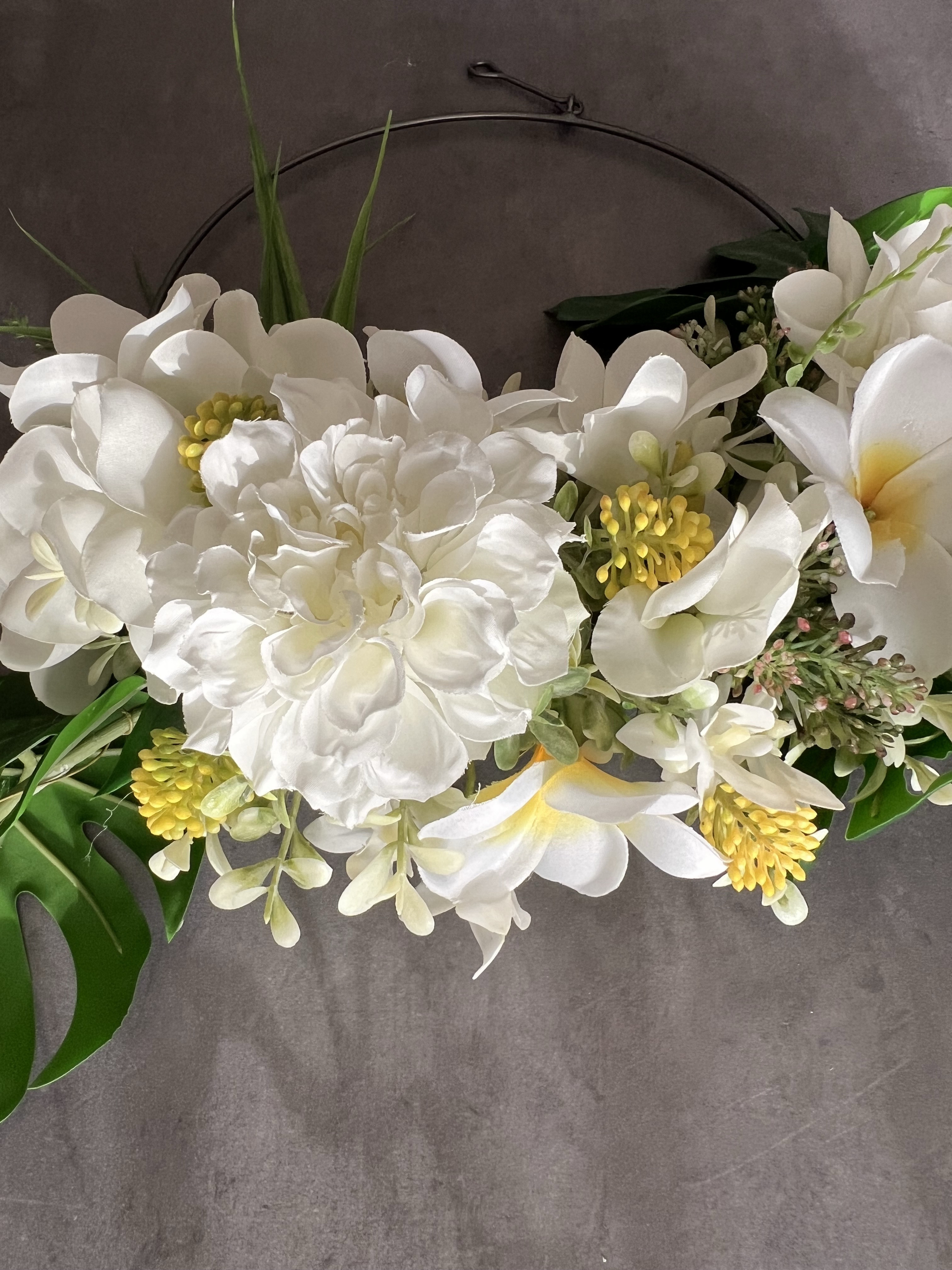 モンステラとプルメリアのアイアンリース