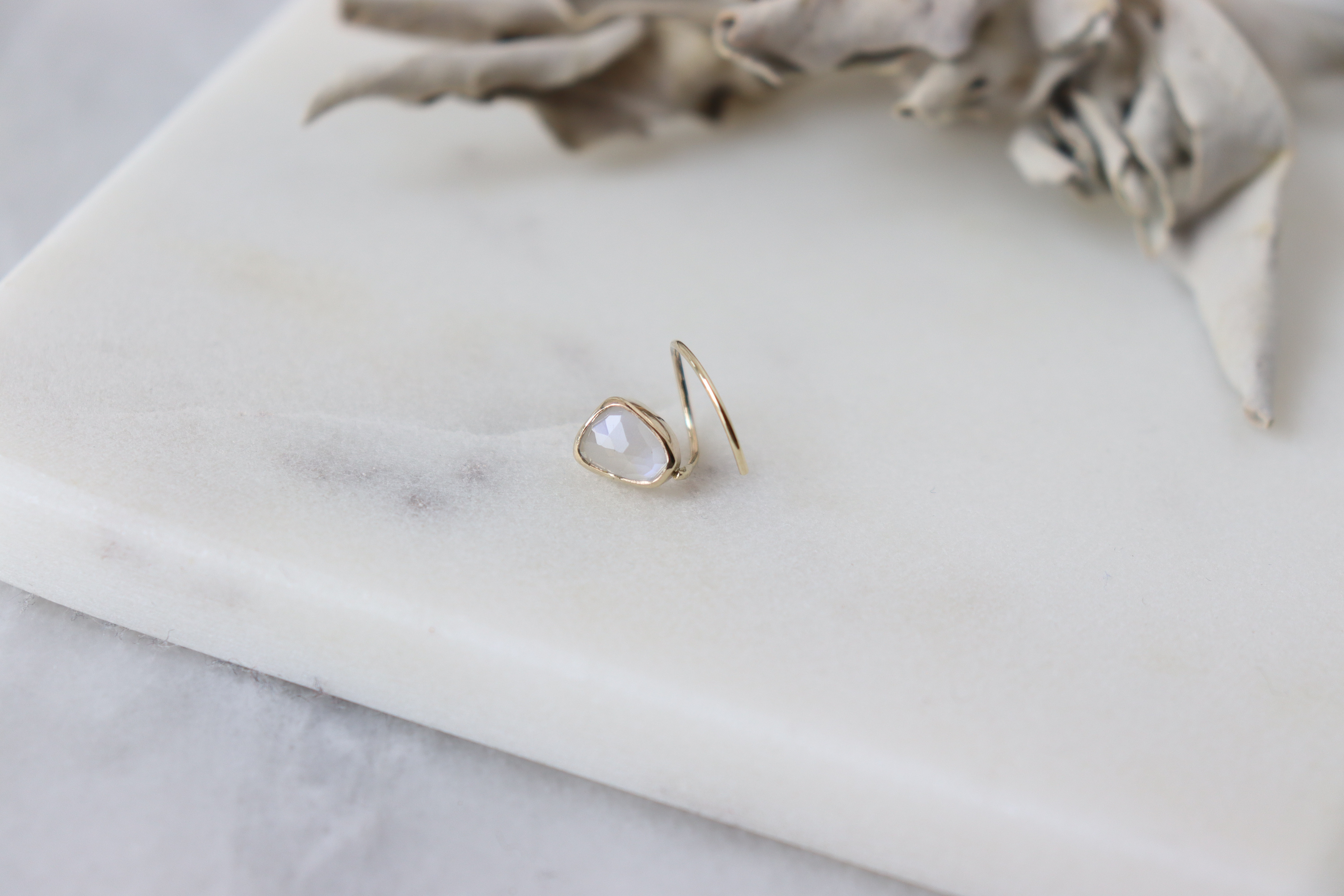 《k10YG》Serpentピアス〜ロイヤルブルームーンストーン/覆輪/片耳用