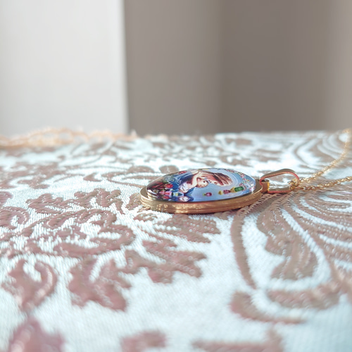 色とりどりの花に包まれた聖母マリア様と幼子イエス・キリスト美しい