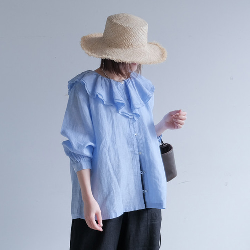 冷感｜ふんわりフリルが華やぐリネンブラウス｜淡いブルー＆亜麻色