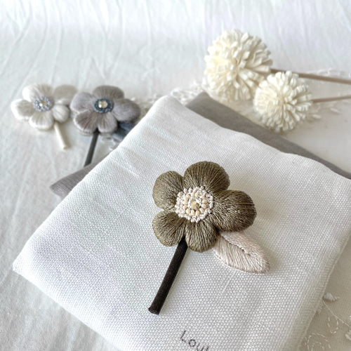花の刺繍ブローチ ギフト好適】絹糸刺繍の花ブローチ｜軽い・大人可愛いアクセサリー