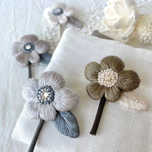 ギフト好適】絹糸刺繍の花ブローチ｜軽い・大人可愛いアクセサリー