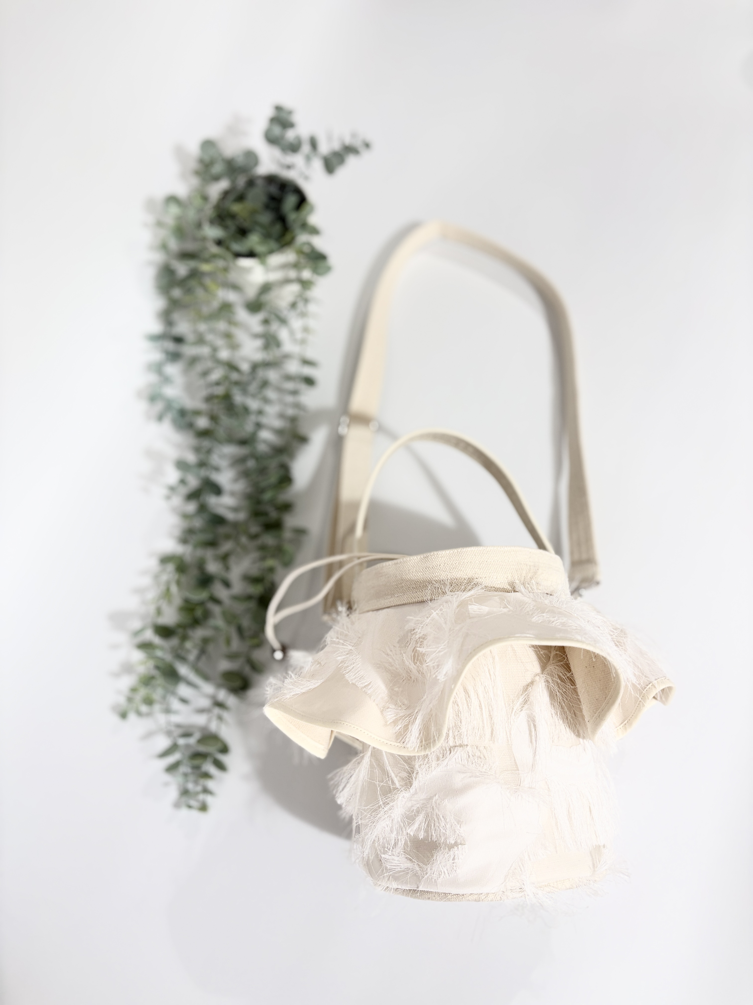 【ふわりフェザーがかわいい2WAYフリルバッグ】/6B0425