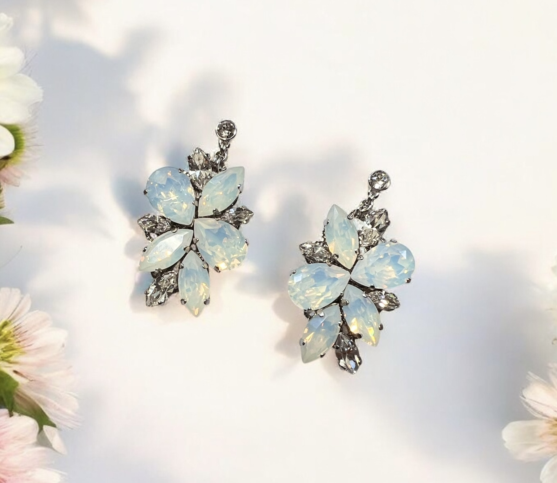 ホワイトオパールとクリスタルの大ぶりピアス/イヤリング 4,970円