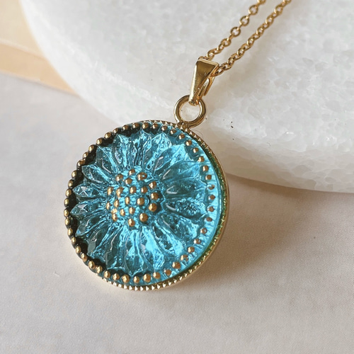 透明感あふれるブルーフラワー＊チェコガラスボタンのネックレス