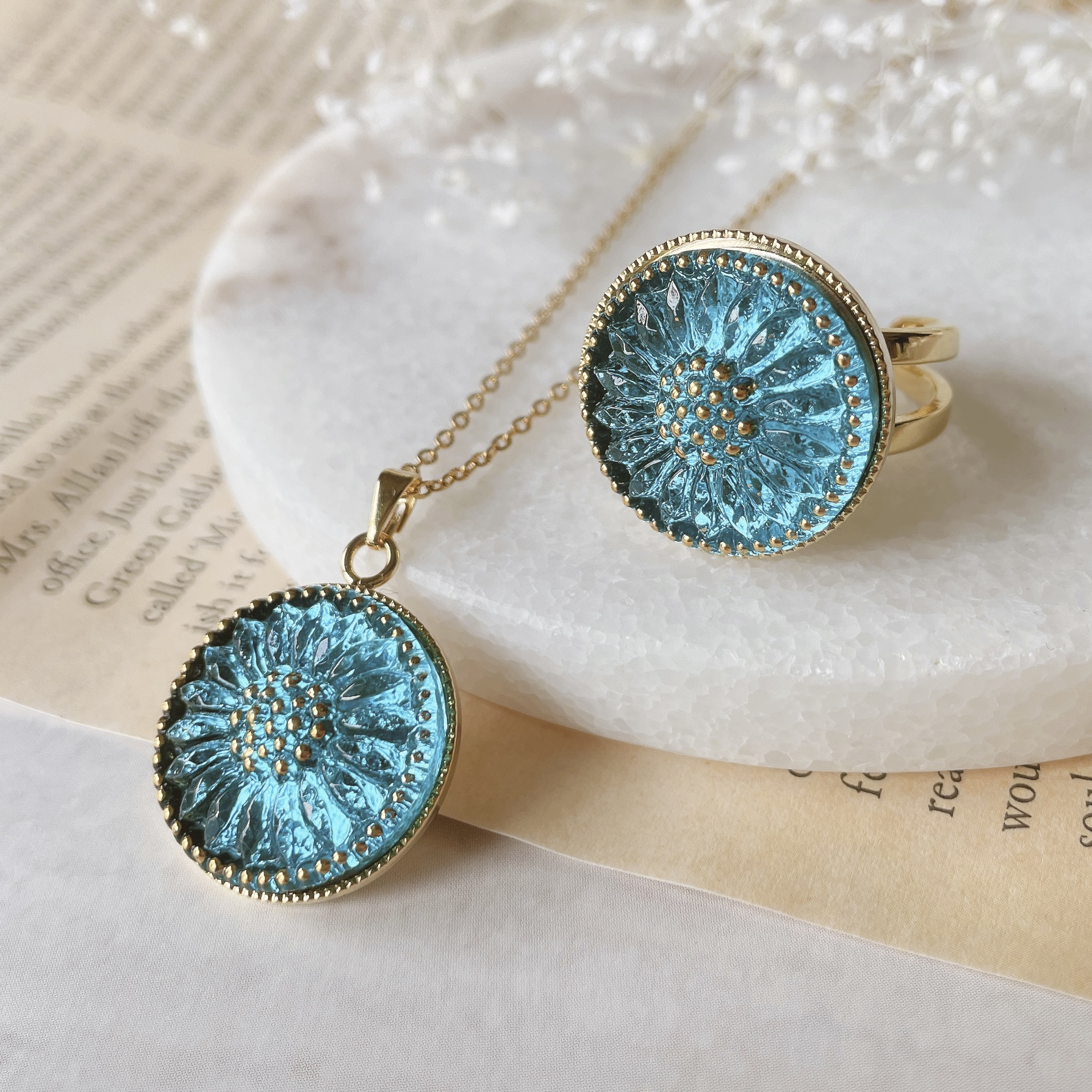 澄んだ青にときめく＊チェコガラスボタンのリング＆ネックレスセット（フリーサイズリング）