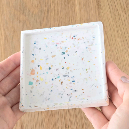紙吹雪のようなカラフルさ！テラゾー柄の四角形トレイ/ アクセサリー