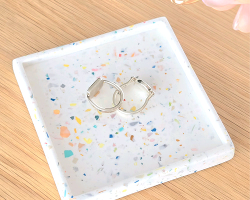 ハンドメイドなな 紙吹雪のようなカラフルさ！テラゾー柄の四角形トレイ/ アクセサリー
