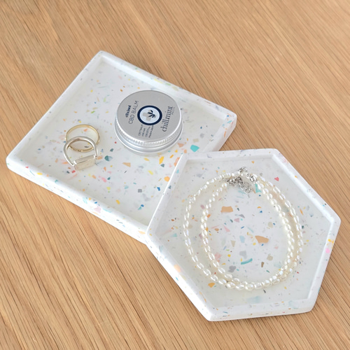 紙吹雪のようなカラフルさ！テラゾー柄の四角形トレイ/ アクセサリー