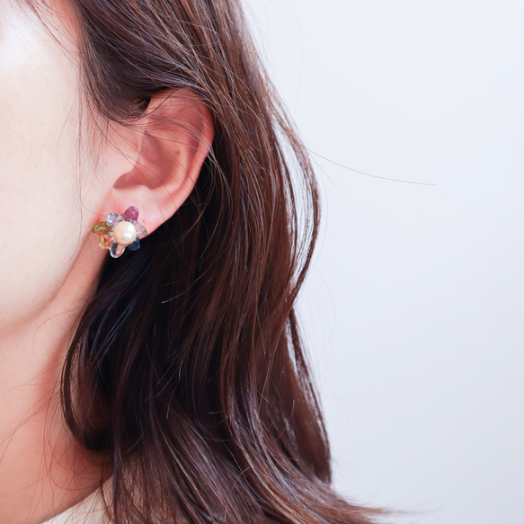 【特集掲載】トルマリンのお花の耳飾り　ピアス　イヤリング　天然石　コットンパール　誕生石　くすみカラー　大人カラフル 8枚目の画像