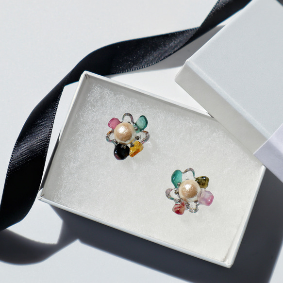 【特集掲載】トルマリンのお花の耳飾り　ピアス　イヤリング　天然石　コットンパール　誕生石　くすみカラー　大人カラフル 2枚目の画像