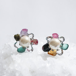 【特集掲載】トルマリンのお花の耳飾り　ピアス　イヤリング　天然石　コットンパール　誕生石　くすみカラー　大人カラフル 1枚目の画像