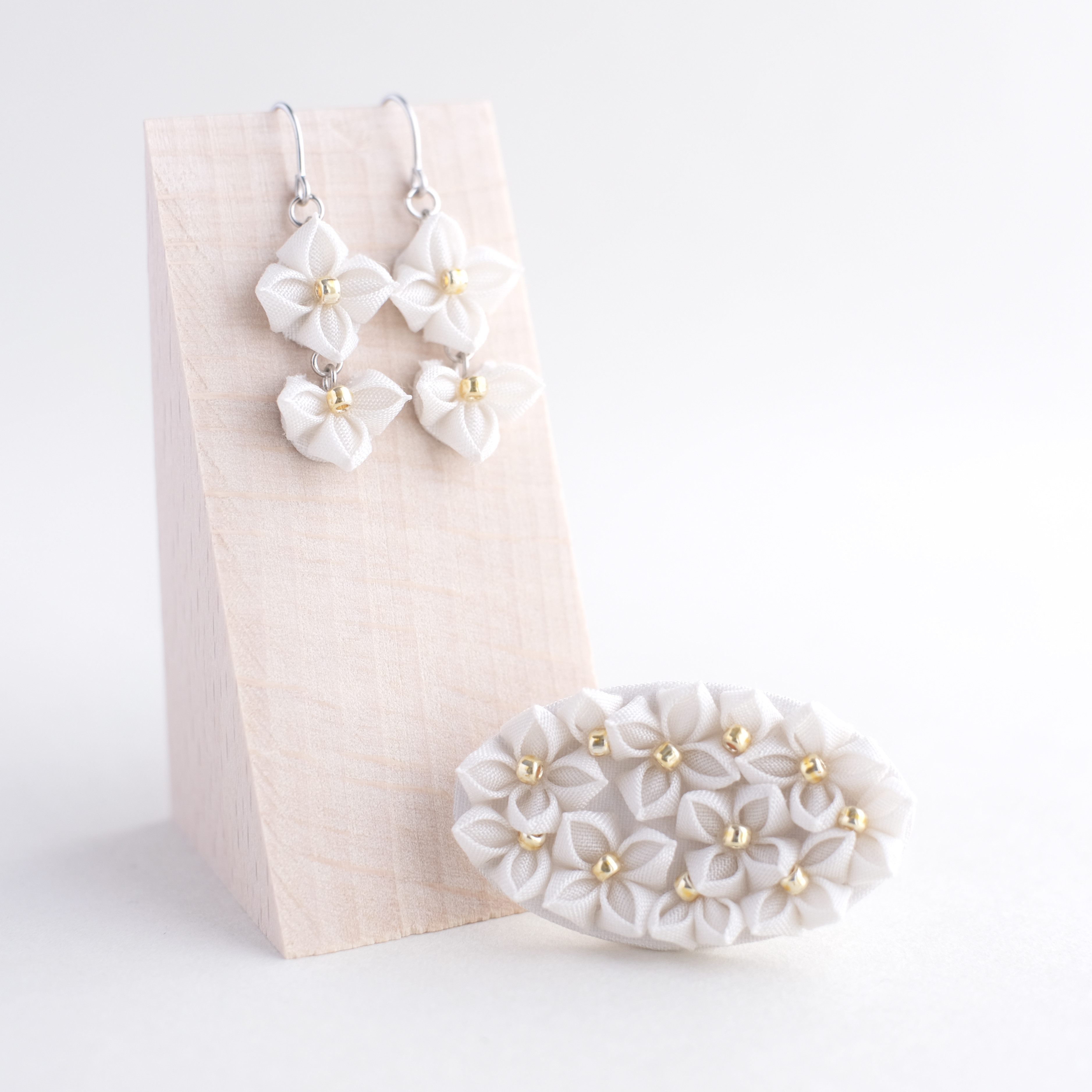 つまみ細工「紫陽花ブローチ & 揺れる耳飾りセット」【アイボリー】(ピアス or イヤリング or ノンホールピアス）