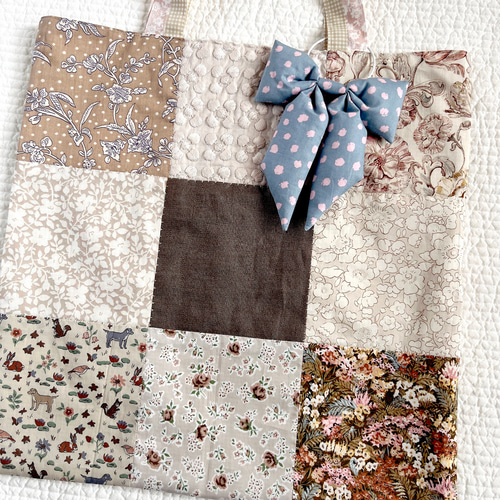 リバティプリント ハンドメイド パッチワークキルトバッグLibertyprint TB05 リバティプリントで作ったパッチワークのトートバッグ ベージュ系