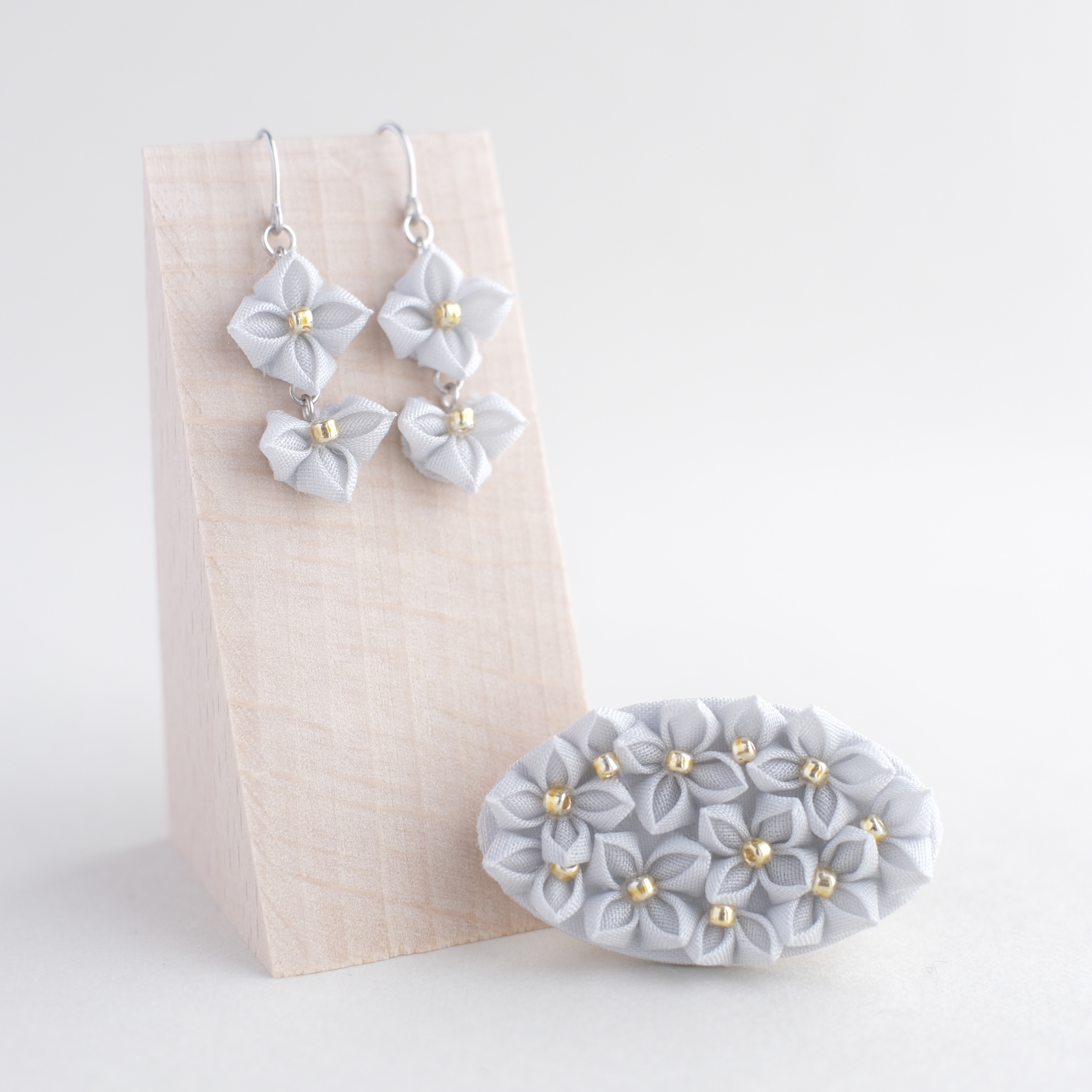 つまみ細工「紫陽花ブローチ & 揺れる耳飾りセット」【ライトグレー】(ピアス or イヤリング or ノンホールピアス）