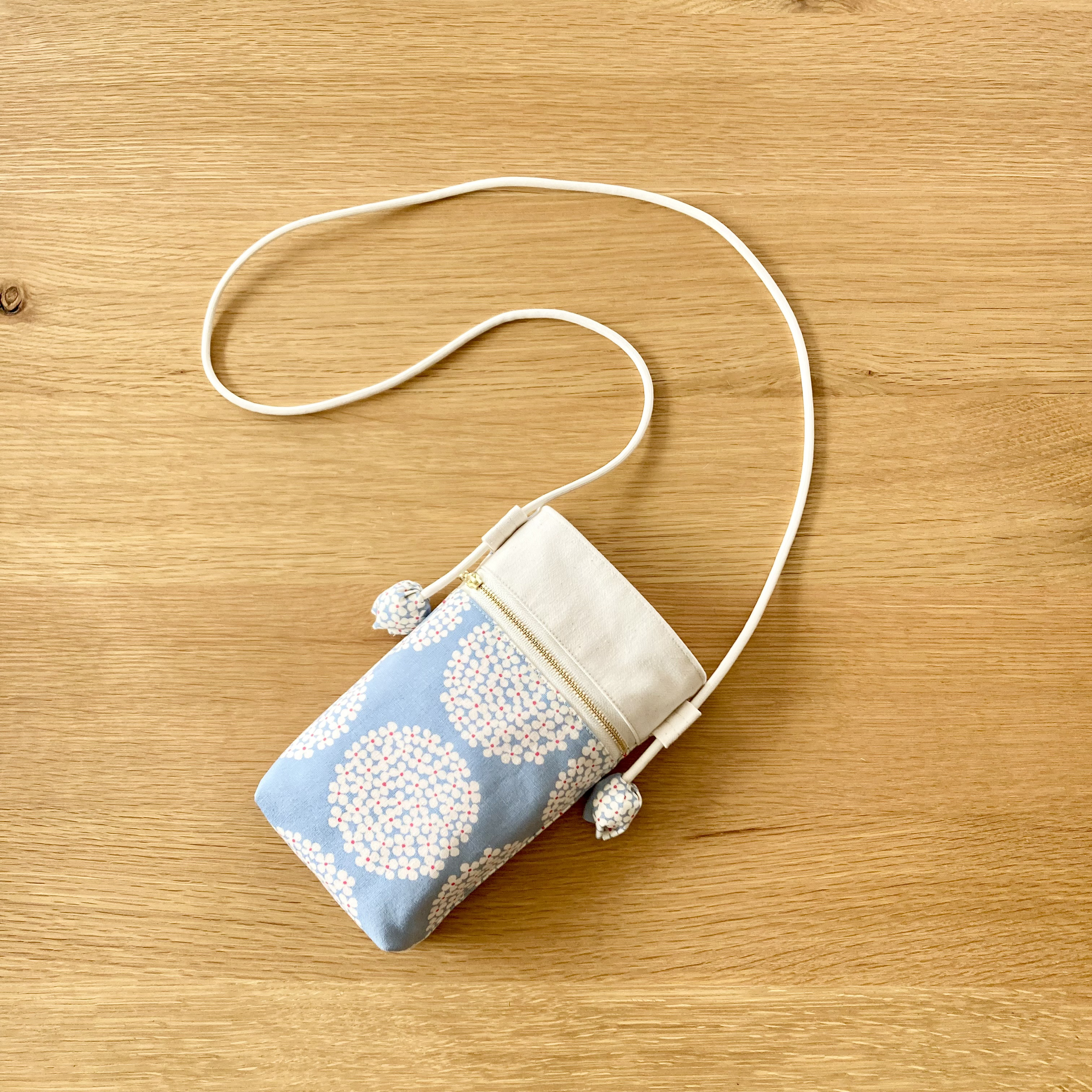 北欧風あじさい柄⭐️ ファスナーポケット付きスマホポシェット【ナチュラル✖️サックス】春夏のお出かけに　布製