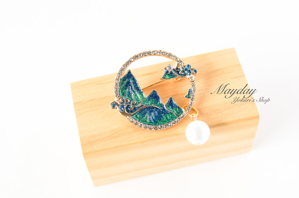  『古風〜緑の山景と波のブローチ』 1枚目の画像