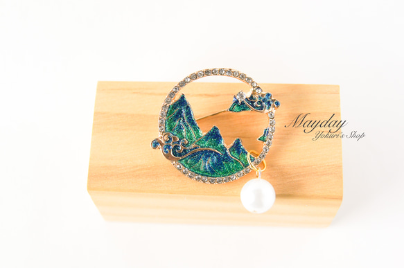  『古風〜緑の山景と波のブローチ』 5枚目の画像