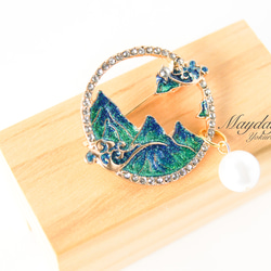  『古風〜緑の山景と波のブローチ』 3枚目の画像