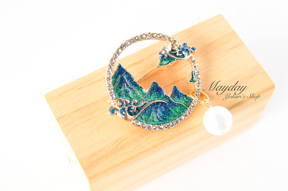  『古風〜緑の山景と波のブローチ』 3枚目の画像