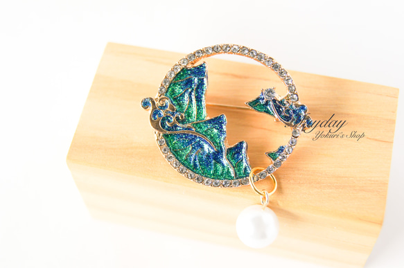  『古風〜緑の山景と波のブローチ』 4枚目の画像