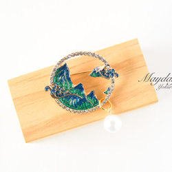  『古風〜緑の山景と波のブローチ』 8枚目の画像