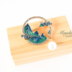  『古風〜緑の山景と波のブローチ』 2枚目の画像