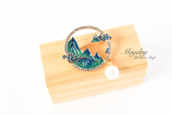  『古風〜緑の山景と波のブローチ』 2枚目の画像