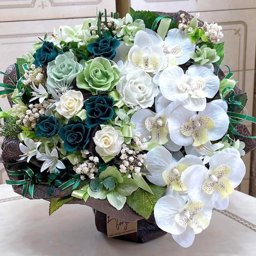 送料無料、ラッピング込み】特大✨たくさんの緑＆白ミックスバラ