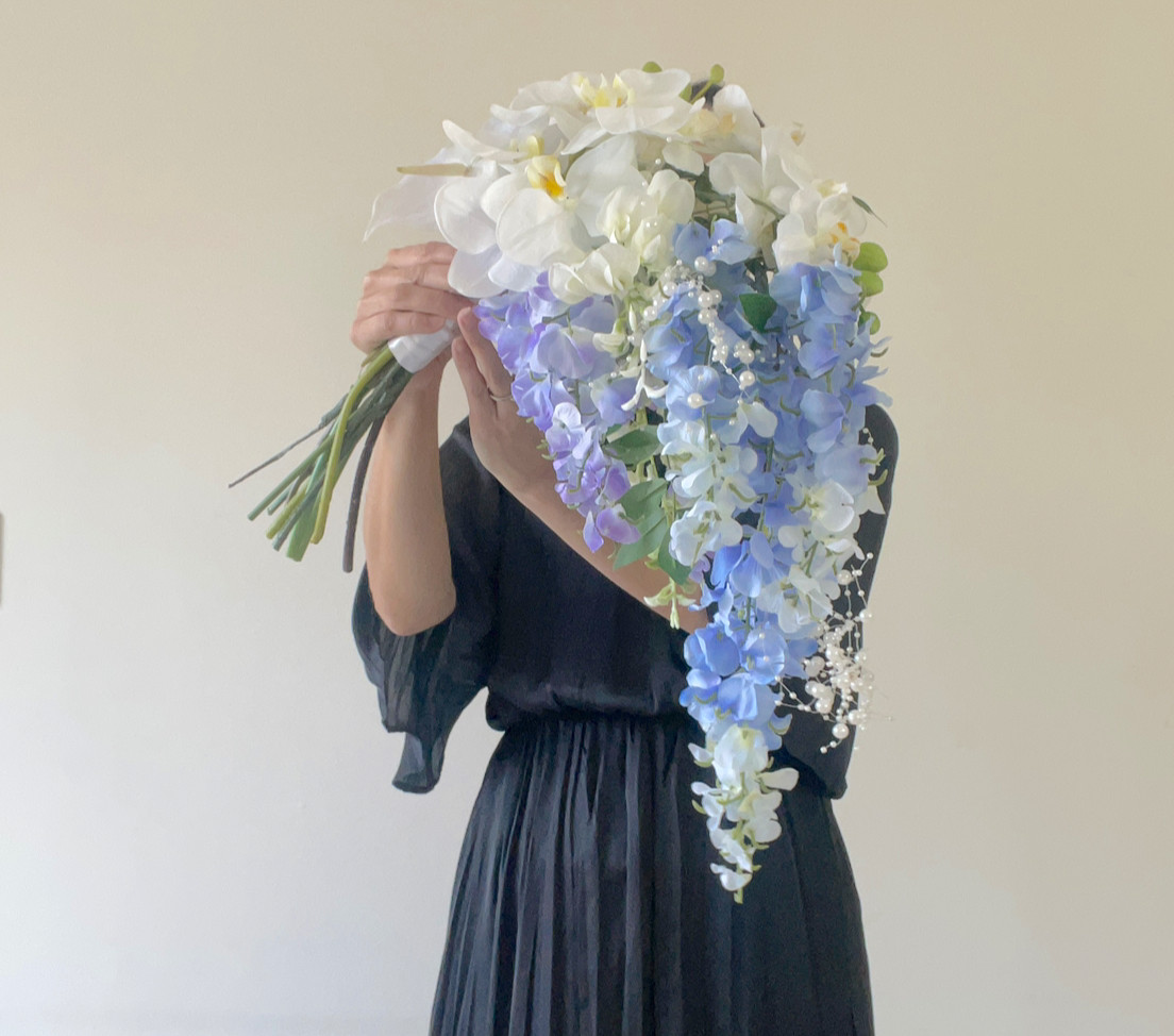胡蝶蘭と垂れ下がる藤の花のパールブーケ