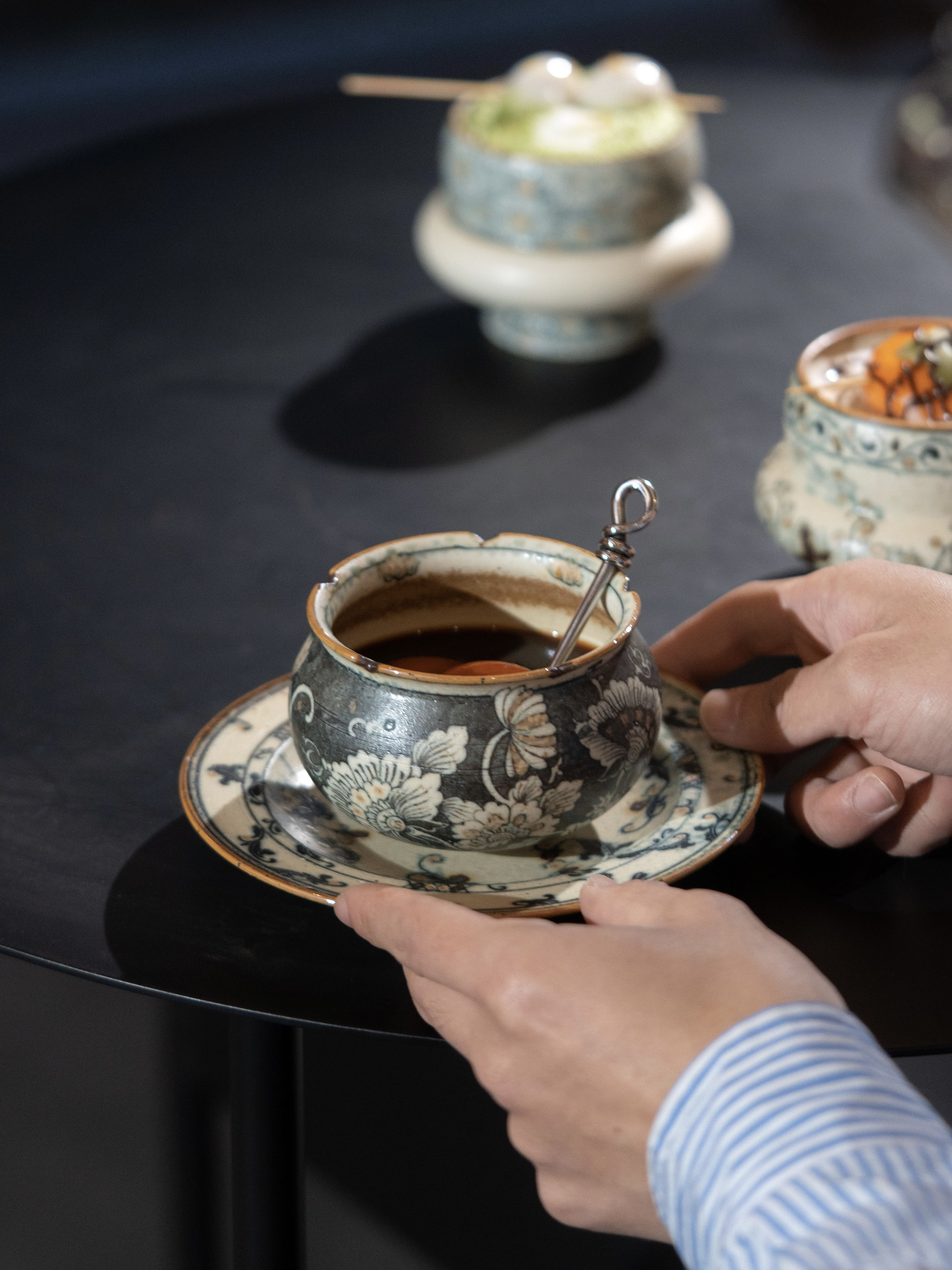 詩瓷集・中国唐風 変形牡丹文 青花磁器手作りカップ - 景徳鎮製 大銭袋型カップ 250ml