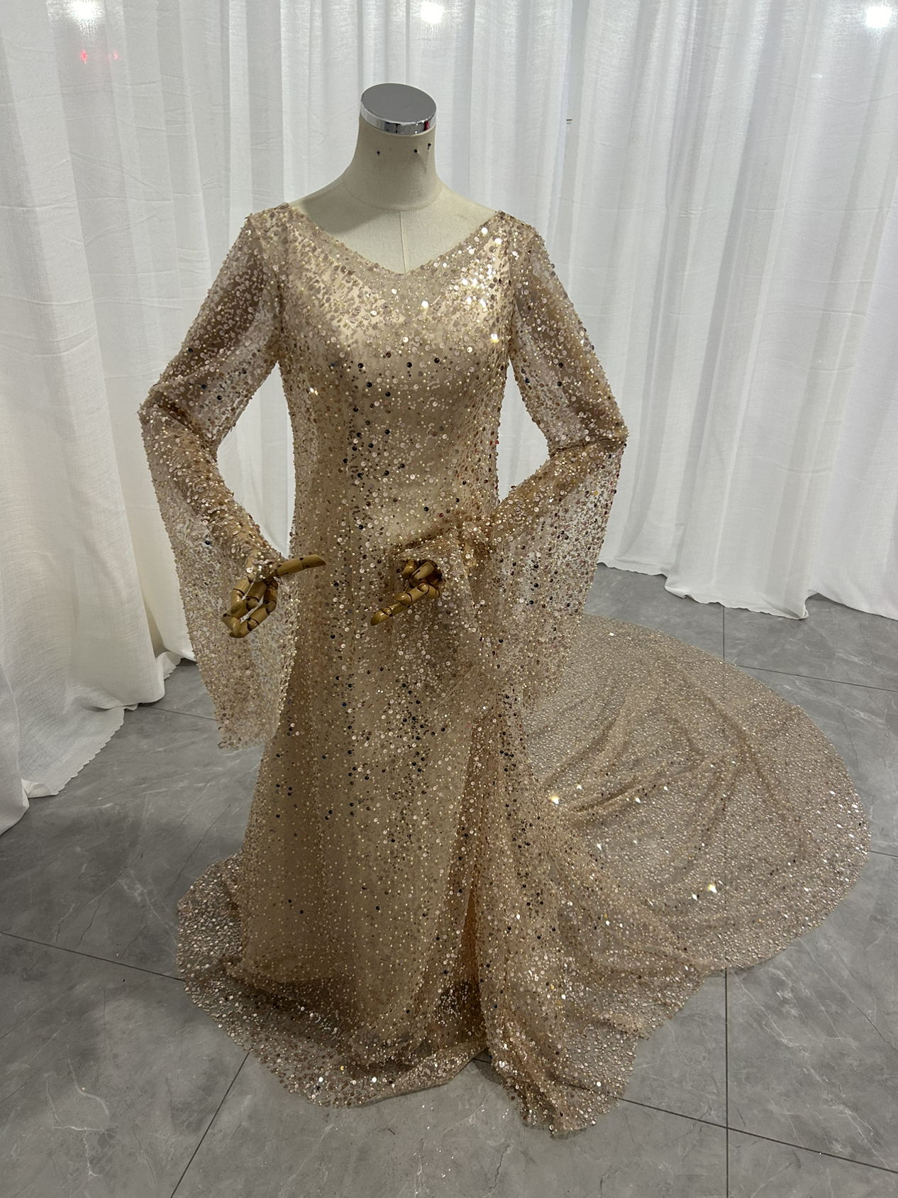 華やか カラードレス シャンパン色 Vネック ロングスリーブ キラキラスパンコール マーメイドライン 前撮り