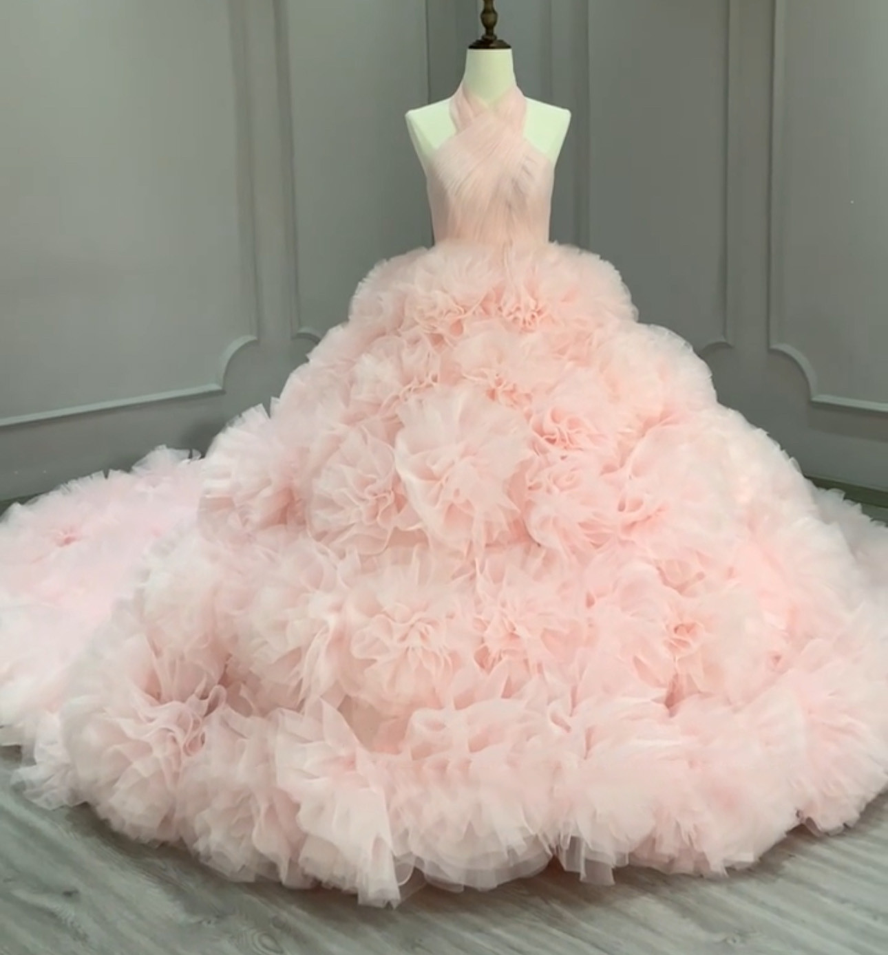 純粋な美しい　チュール　可愛いピンク　お色直し　薔薇ローズ　胸フリル　ホルターネック　背中見せ　カラードレス　ボリュ