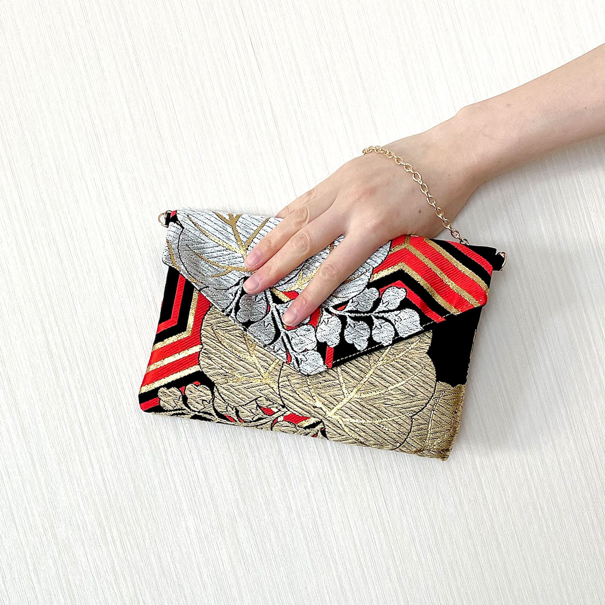 和柄 クラッチバッグ 【 帯リメイク 】一点物 現品限り / 黒 * 金銀 * 植物 * 赤 / チェーン付き