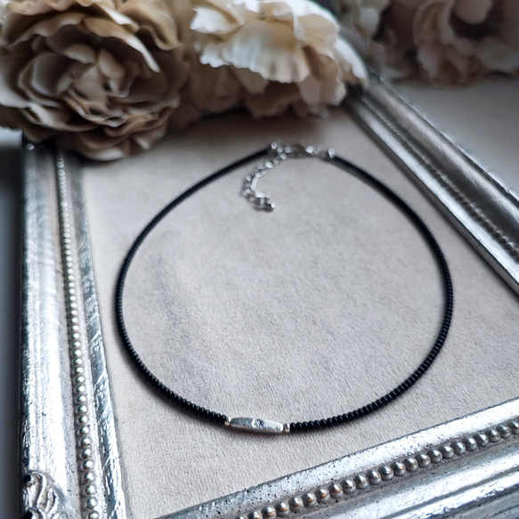 チューブ型メタルビーズと黒ビーズのシンプルチョーカー（マグネットとめ金具に変更可能です） 9枚目の画像