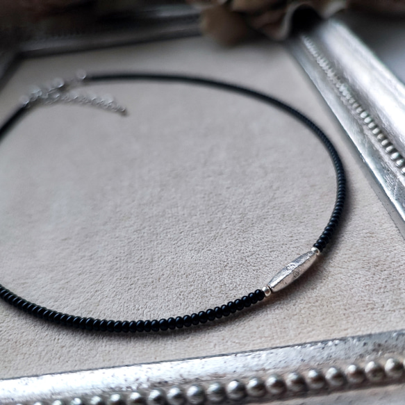 チューブ型メタルビーズと黒ビーズのシンプルチョーカー（マグネットとめ金具に変更可能です） 1枚目の画像
