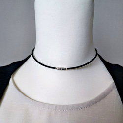 チューブ型メタルビーズと黒ビーズのシンプルチョーカー（マグネットとめ金具に変更可能です） 4枚目の画像