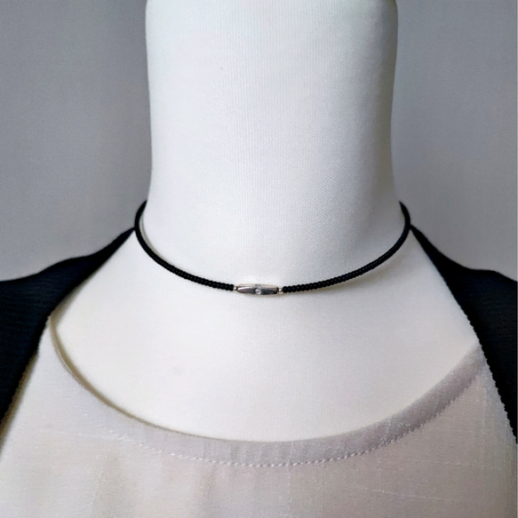チューブ型メタルビーズと黒ビーズのシンプルチョーカー（マグネットとめ金具に変更可能です） 4枚目の画像