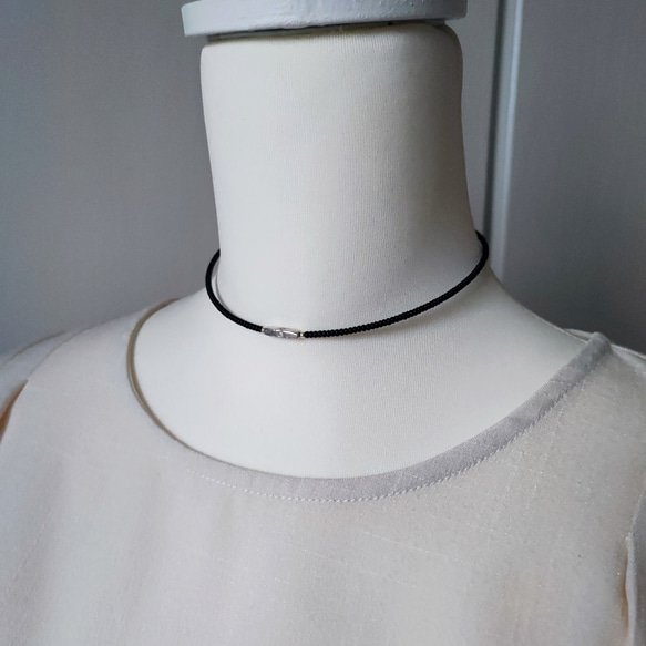 チューブ型メタルビーズと黒ビーズのシンプルチョーカー（マグネットとめ金具に変更可能です） 10枚目の画像