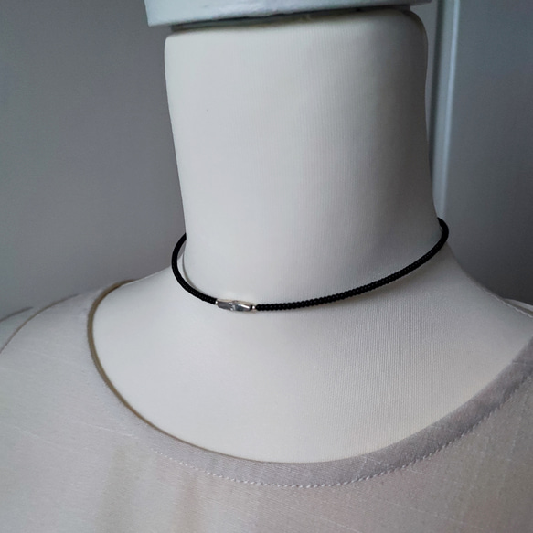 チューブ型メタルビーズと黒ビーズのシンプルチョーカー（マグネットとめ金具に変更可能です） 8枚目の画像