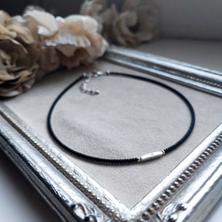 チューブ型メタルビーズと黒ビーズのシンプルチョーカー（マグネットとめ金具に変更可能です） 5枚目の画像