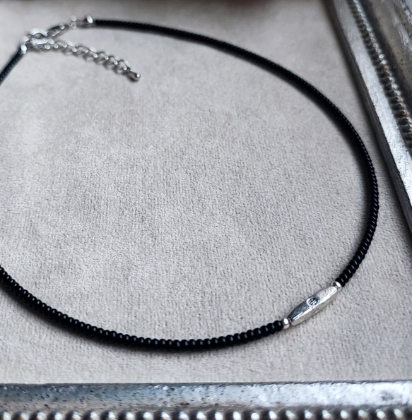 チューブ型メタルビーズと黒ビーズのシンプルチョーカー（マグネットとめ金具に変更可能です） 6枚目の画像