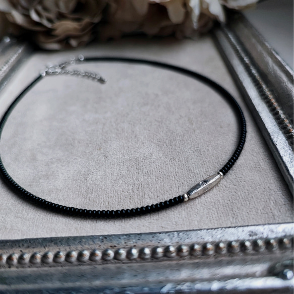 チューブ型メタルビーズと黒ビーズのシンプルチョーカー（マグネットとめ金具に変更可能です） 15枚目の画像